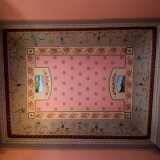 Qui sulla fascia grigia perimetrale del soffitto, che spezza il dominante color rosa dell�ambiente...